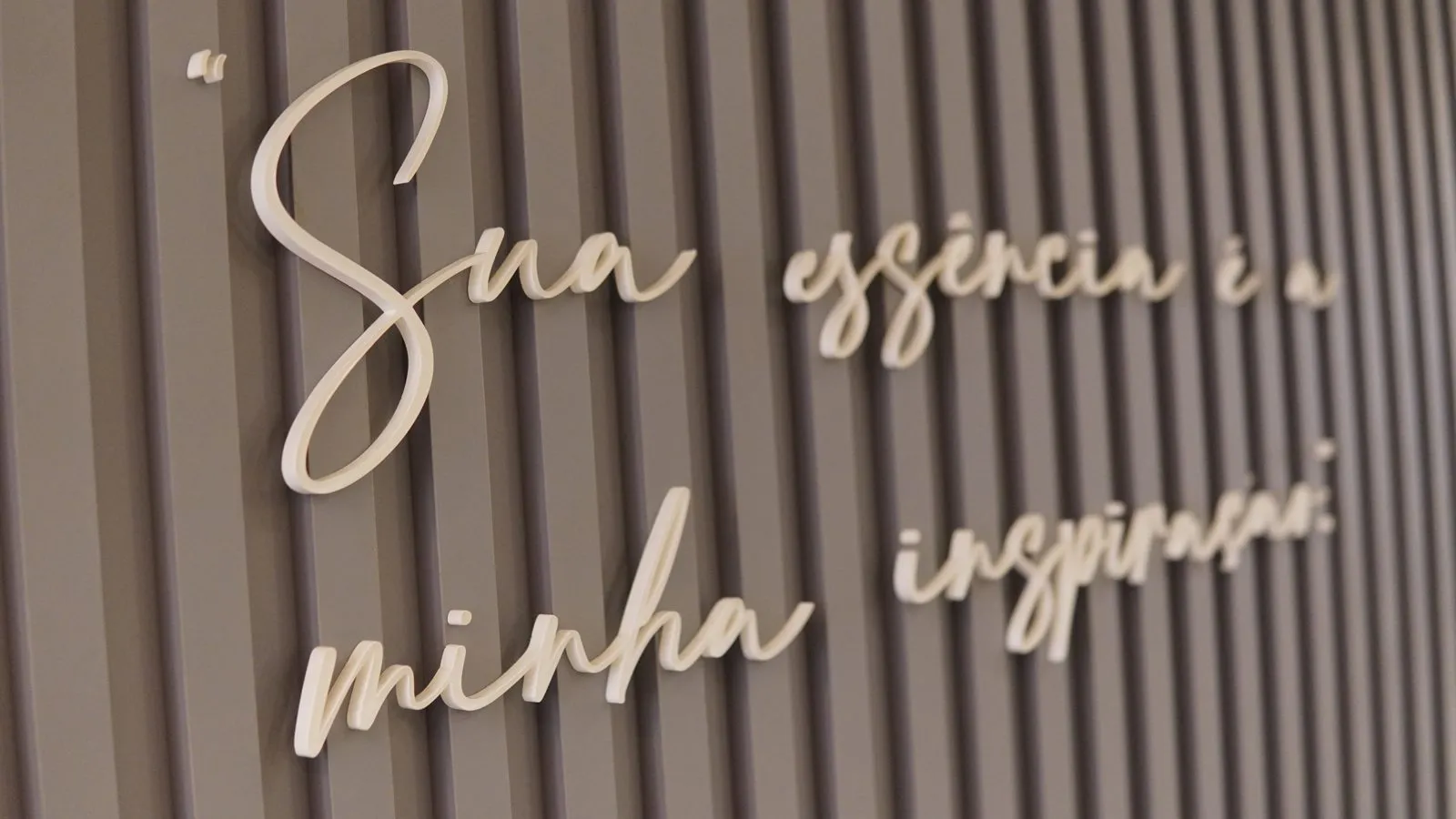 Frase na parede: Sua essência é a minha inspiração