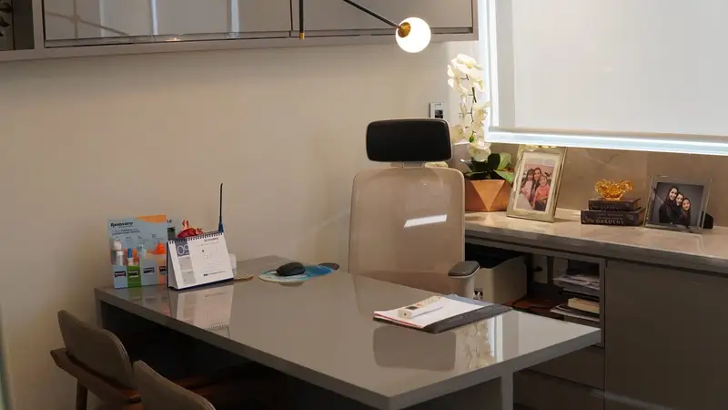 Mesa de atendimento com janela