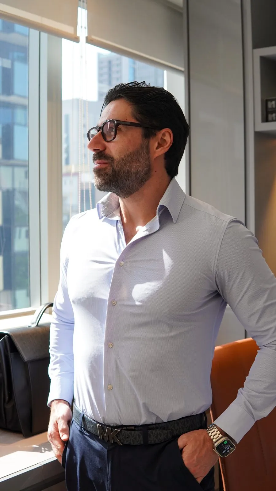 Dr. Roger Vieira de camisa clara, no consultório