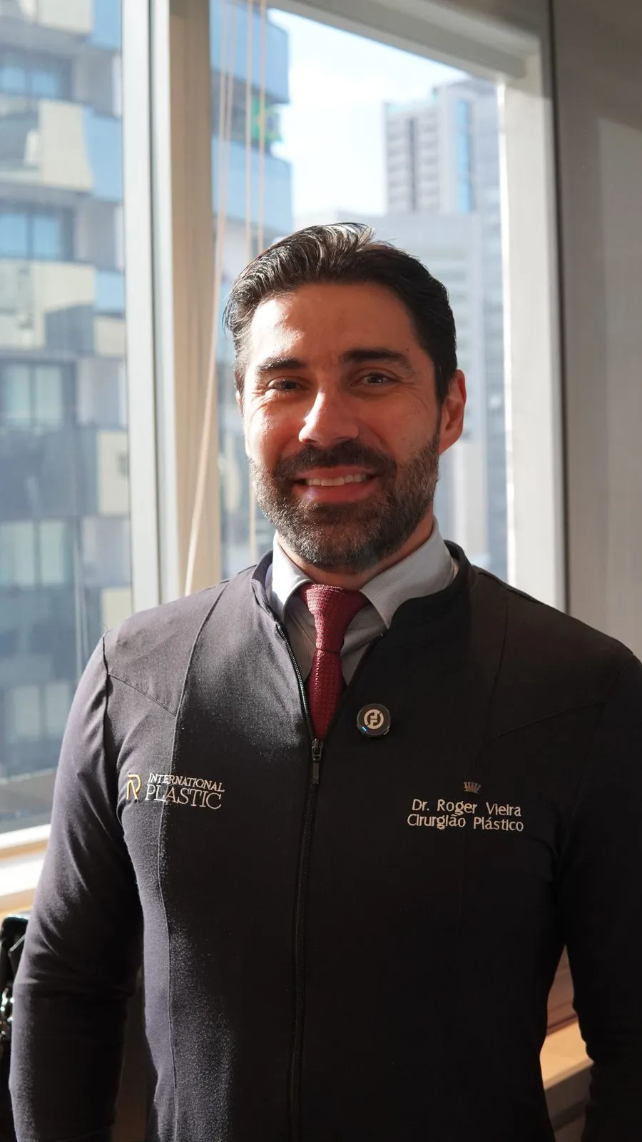 Dr. Roger Vieira de uniforme, sorrindo
